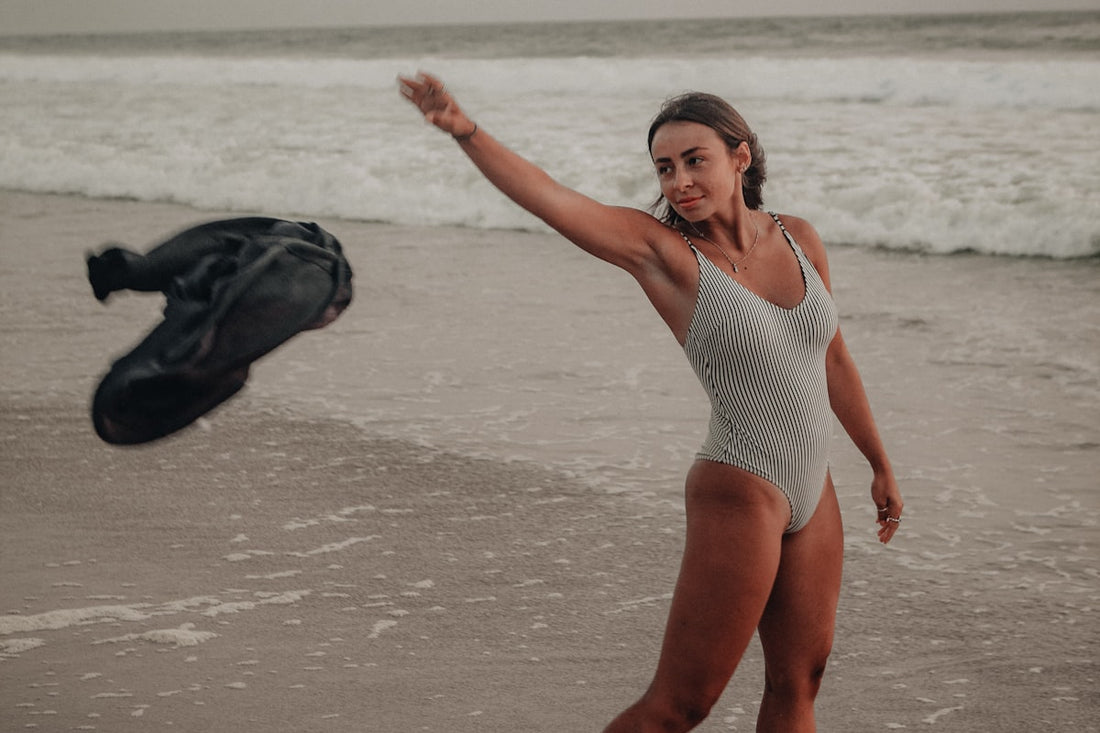 Femme en maillot de bain sur la plage - choisir selon sa morphologie